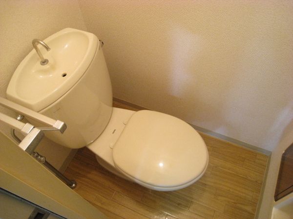 【トイレ】　清潔感のあるトイレです