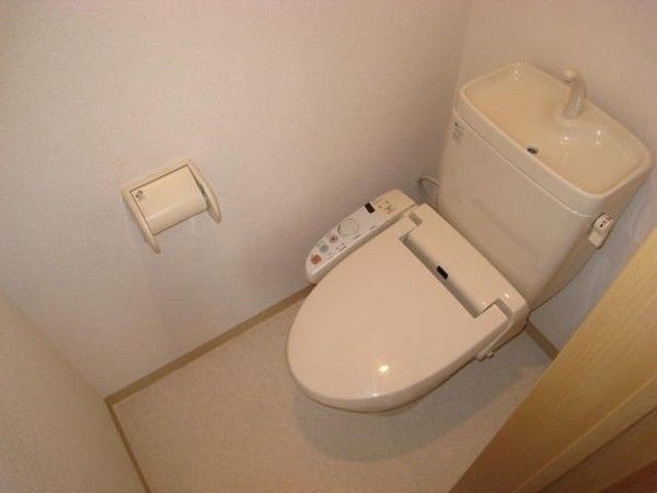【トイレ】　トイレに換気用小窓あり。