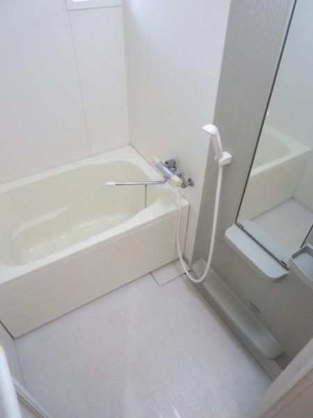 【バス】　清潔感ある浴室♪浴室乾燥付き!!