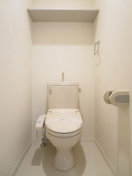 【トイレ】　収納棚が嬉しいレストルーム