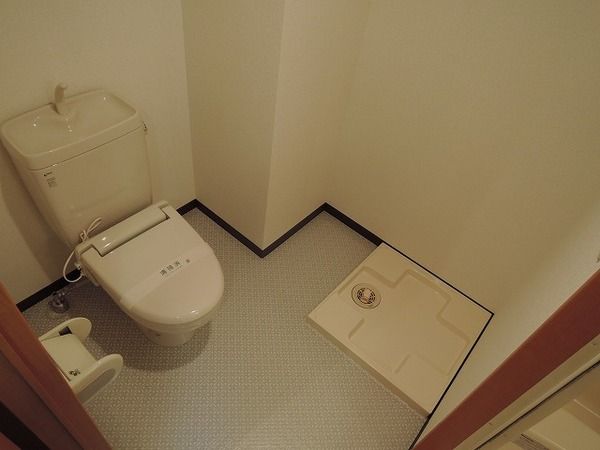 【トイレ】　セパレート型　脱衣スペースもあり