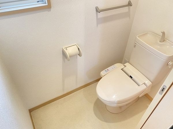 【トイレ】　温水洗浄便座付きのトイレ。窓もあり！
